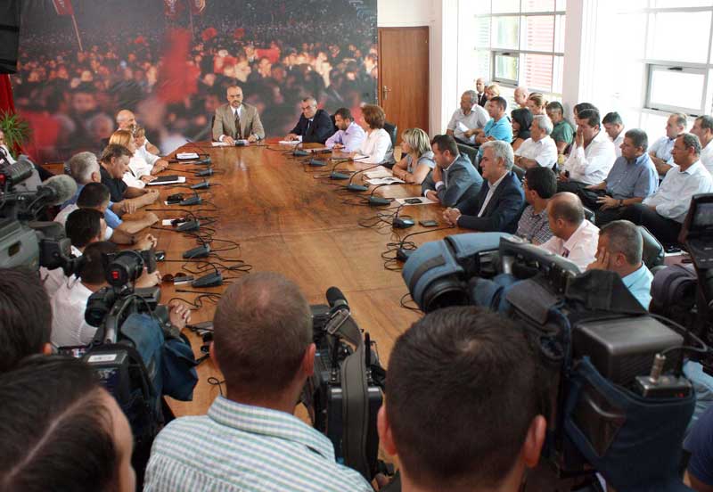 Edi Rama qetëson deputetët e ministrat: Nuk do të ketë ndryshime në qeveri