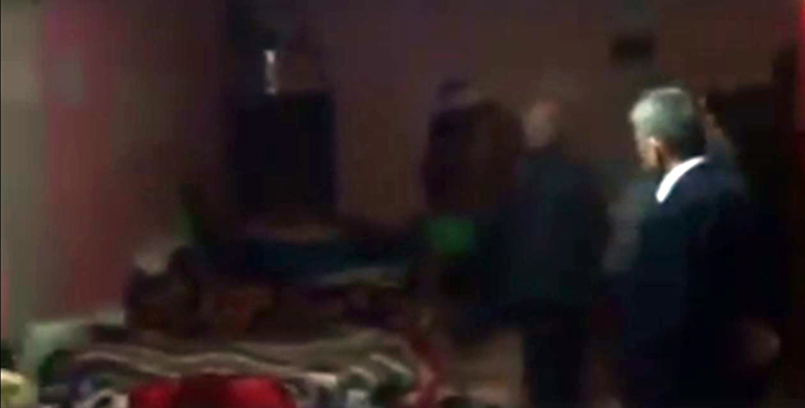 VIDEO/ Grevistët e urisë së Zharrëzës, dëbojnë prefektin e Fierit nga ambientet e ngujimit