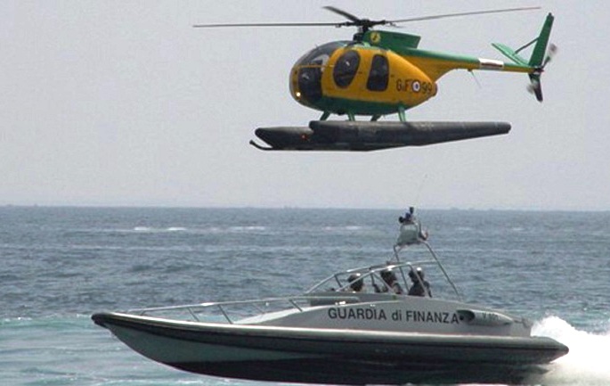 Një gomone nga Shqipëria hedh thasë me kanabis në Itali dhe kthehet