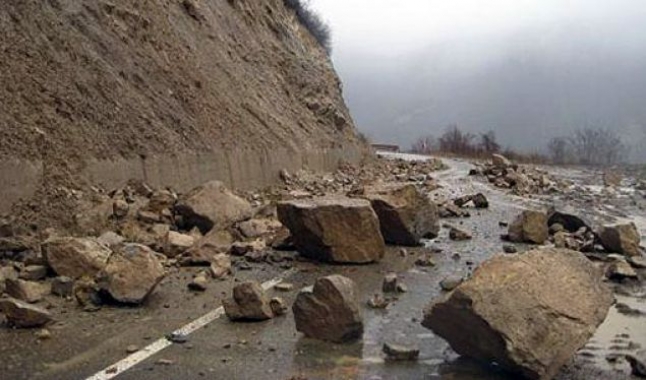 Gramsh, bie një gur nga mali, plagoset rëndë shtetasin turk
