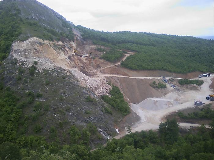 Rrihen me gurë biznesmenët e gurit në Selenicë