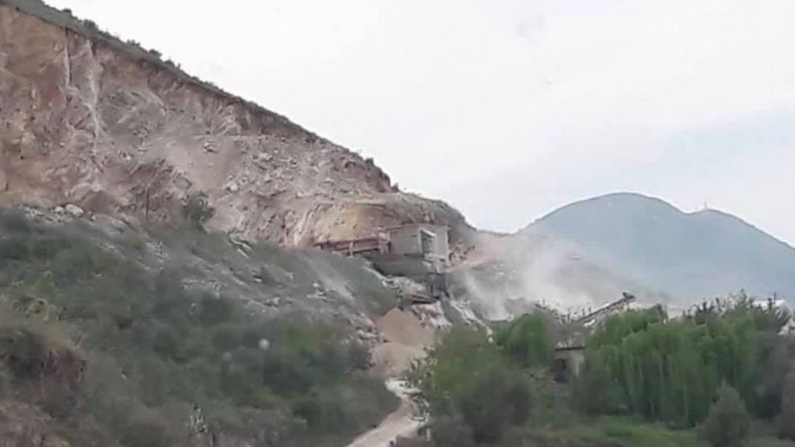 FOTO/Tym e pluhur nga gurorja në hyrje të Sarandës