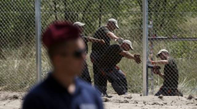 Hungari, të burgosurit do të ndërtojnë murin kufi me Serbinë