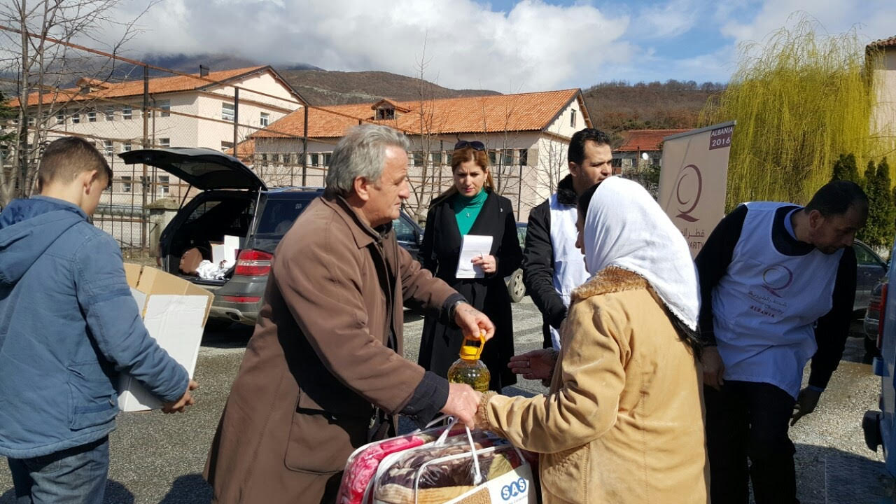 Deputetja e PD shpërndanë ushqime: Në Tropojë shteti nuk ekziston, varfëria ka shkuar në skaj