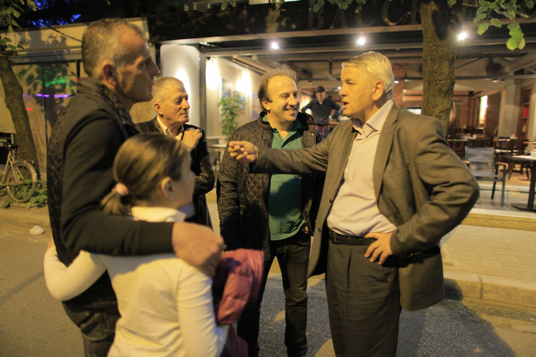 Halim Kosova në stadium për derbin kryeqytetas, nën shoqërinë e dy ish-lojtarëve të Tiranës