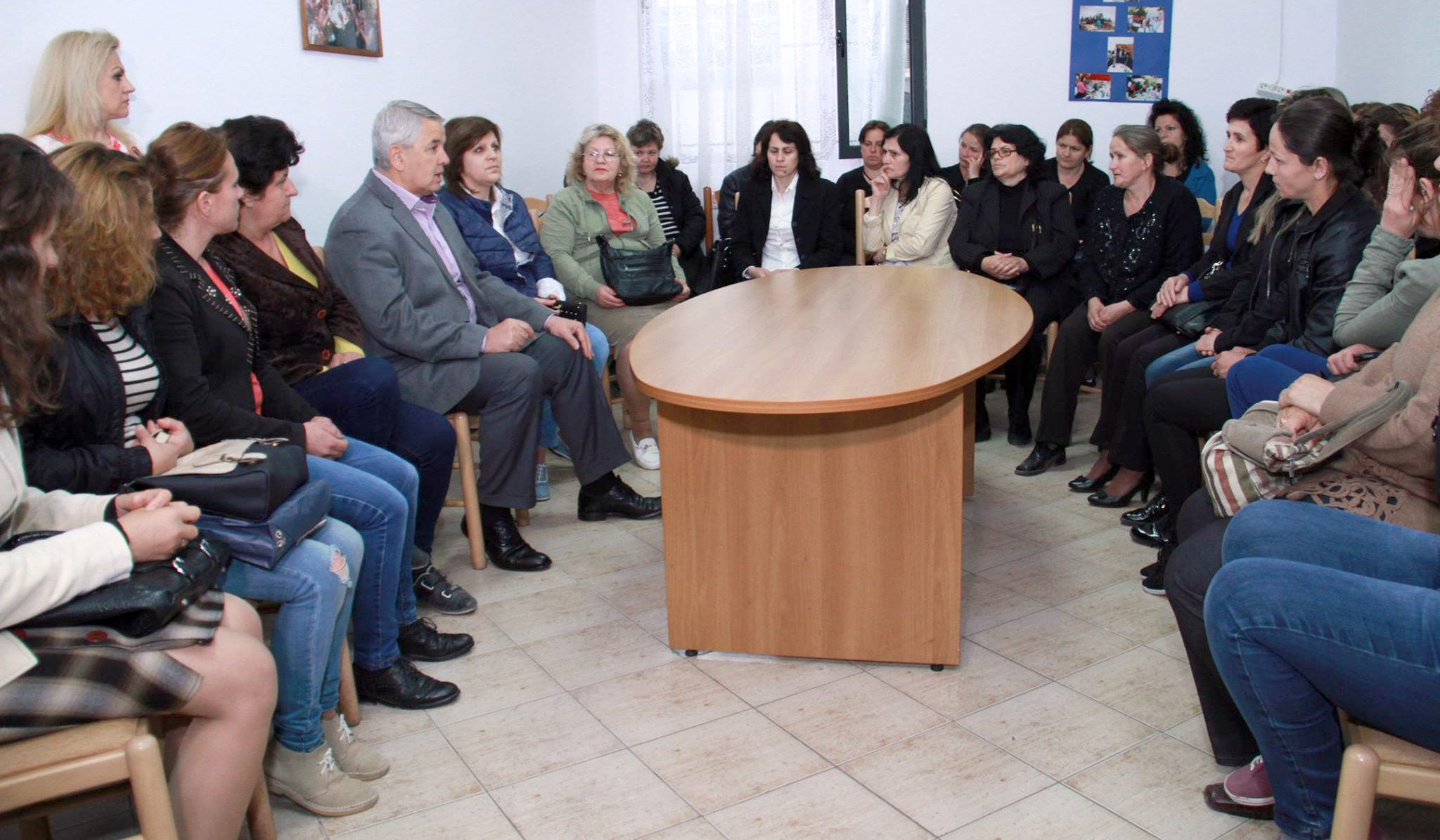 Halim Kosova bashkëbisedon me gratë kryefamiljare: Shoqëria t’i kthejë sytë nga ky kontingjenti