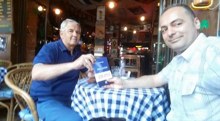 Kosova, në dorë mban librin “Rënia e qytetit”