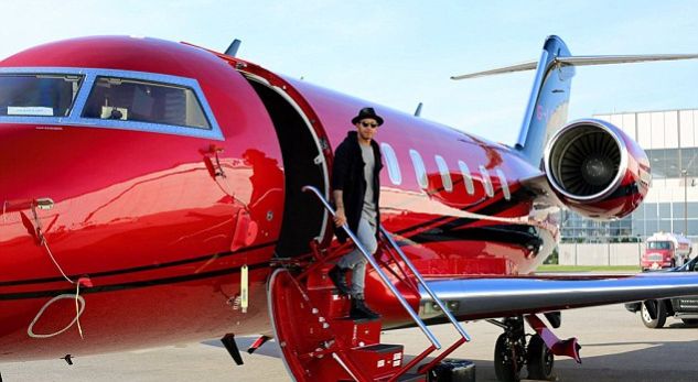 FOTO/ Rita Ora pushon në plazhet malazeze; Hamilton shkon me aeroplan privat për Ritën në Ulqin