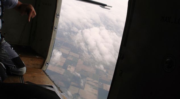 Hap derën për të marrë ajër kur avioni ishte në fluturim, arrestohet autori