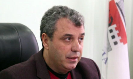 Hasan Halilaj personazh, pantofël apo kapele