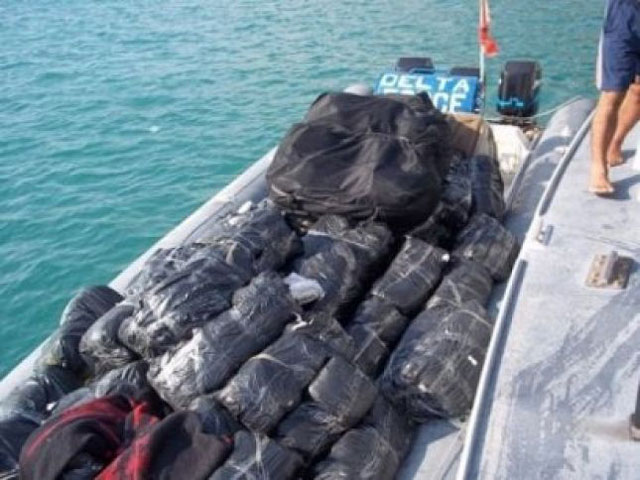 Tentoi të trafikonte 808 kg hashash me gomone në Itali; arrestohet 43-vjeçari