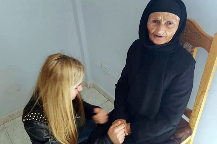 Gjyshja tre ditë bukë thatë, nipi i vodhi pensionin dhe pulat