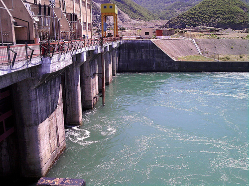 Komani jashtë funksionit, nga diga e tij derdhen kot çdo ditë 700 mijë euro ujë
