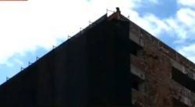 Zbret nga pallati gruaja që kërcënoi se do vetëflijohej pas 1 ore negociatash me policinë