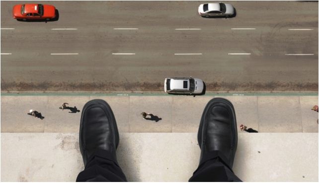 Vlorë, hidhet nga kati i pestë i sëmuri mendor, përfundon rëndë në spital