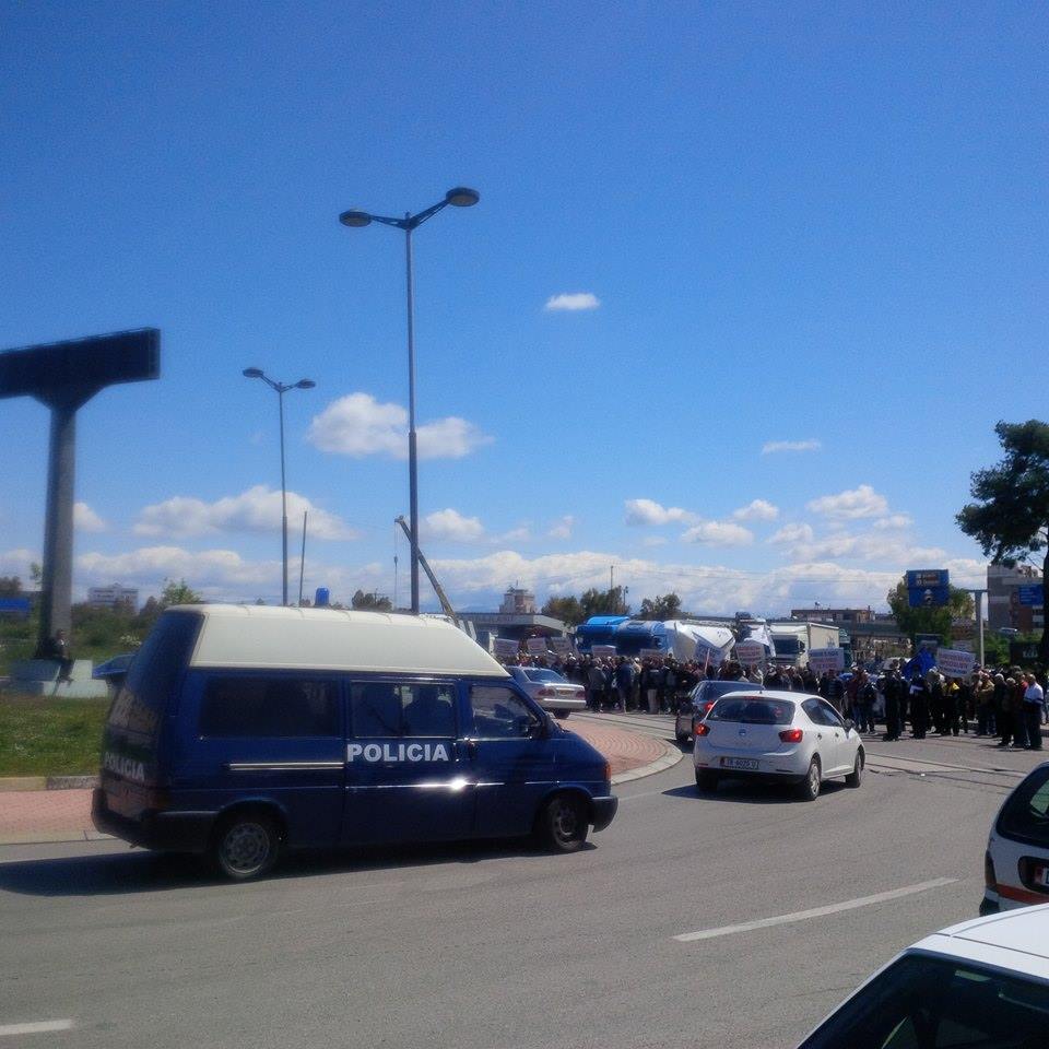 FOTO/Hekurudhat në protestë për portin dhe korrupsionin