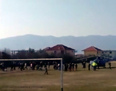 VIDEO/ Çudia në Shkodër, ndërpritet ndeshja e futbollit sepse në fushë ulet helikopteri me nusen
