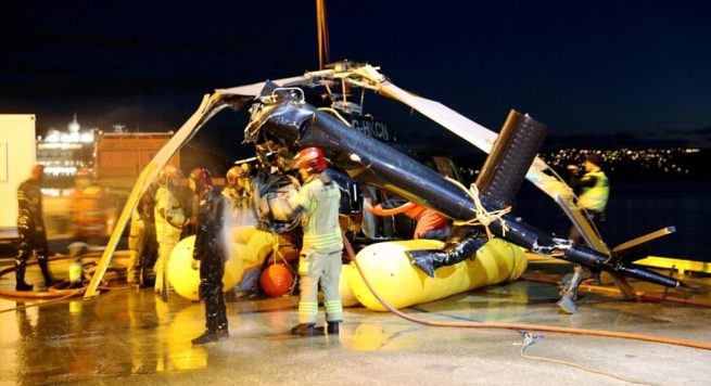 VIDEO/ Helikopteri tenton të ulet në jaht, rrëzohet në det