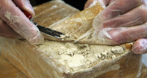 Tiranë, prangosen dy persona me 1 kg heroinë fshehur në kuti bojërash makine