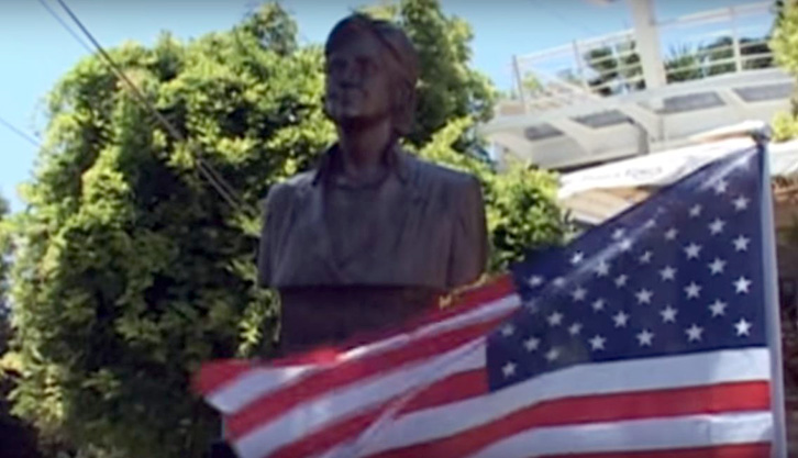Sarandë, vendoset busti i Hillary Clinton