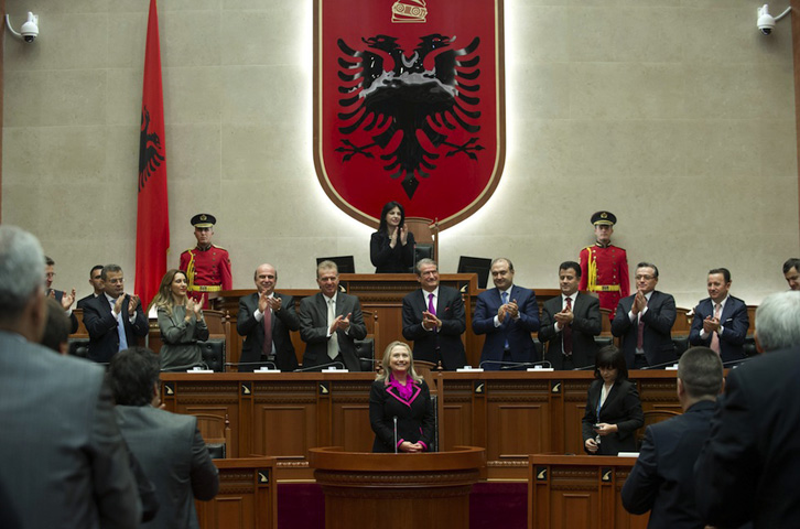 ARMAND MAHO/ Harresa e Hillari Klinton…, apo skema bilaliste nuk funksionoi…?!