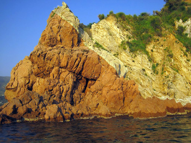 Himarë, hidhet nga shkëmbi gjen vdekjen 40-vjeçari