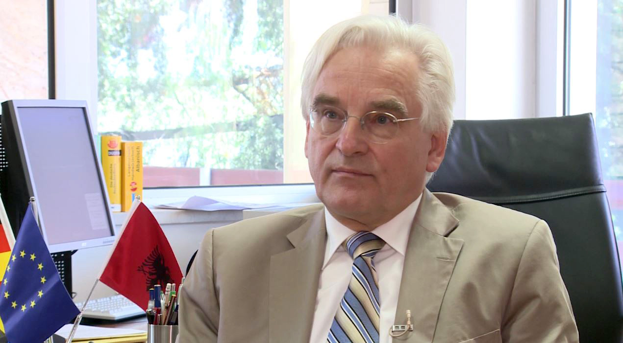 Ambasadori gjerman Hoffman: Shqiptarët po largohen nga varfëria