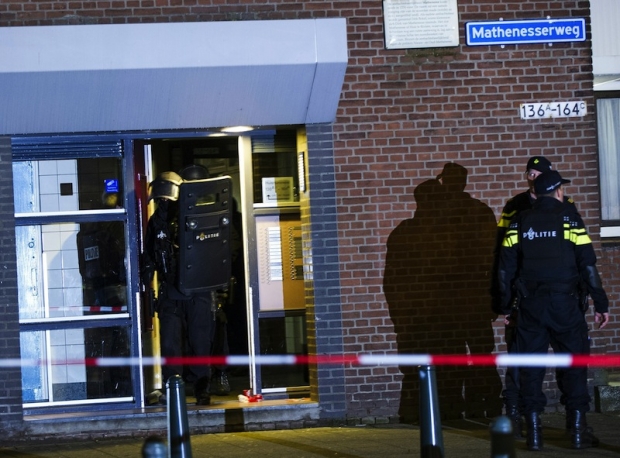 Dy vrasësit shqiptarë po shëtisnin qenin pa maskë