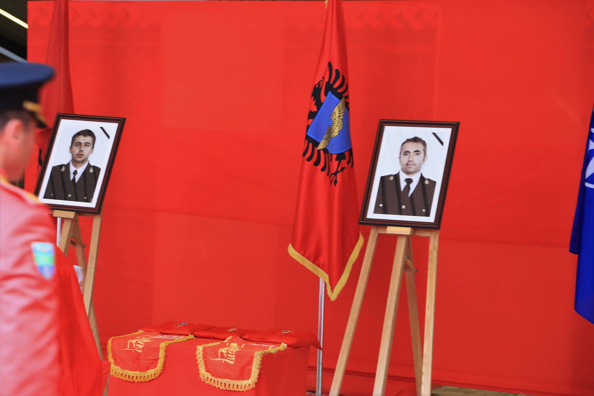 FOTO GALERI/ Rrëzimi i helikopterit, homazhe në nderim të dy pilotëve