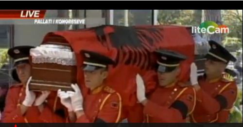 Homazhe në nder të dy pilotëve, u jepet lamtumira e fundit