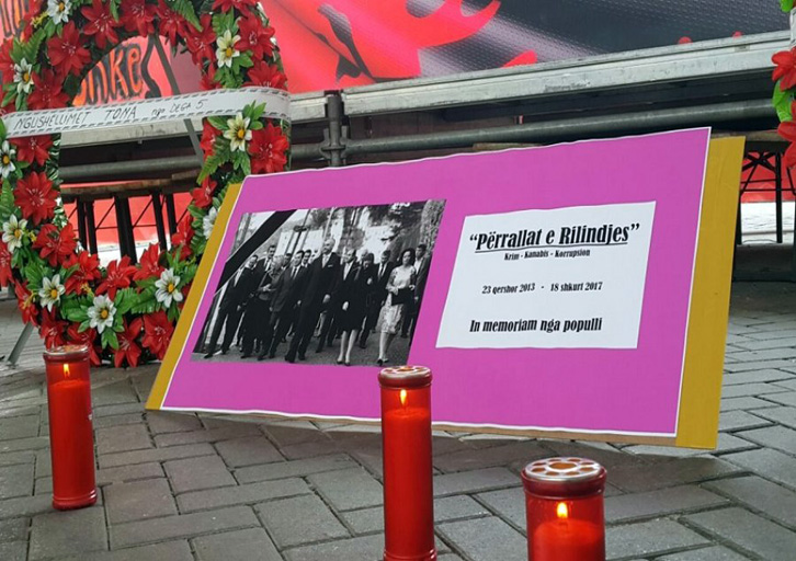 FOTO LAJM/ Çadra e opozitës kryen homazhe për “vdekjen e Rilindjes”