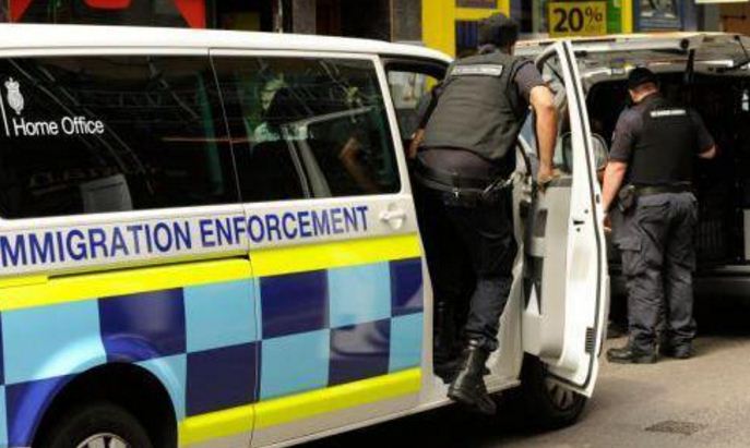 “The Guardian”: Azilantët shqiptarë janë kthyer gabimisht nga Britania