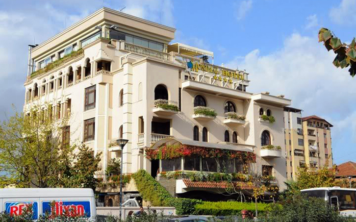 Pronari i Hotel “Mondial” “lë me gisht në gojë” policinë dhe Task Forcën e UKT