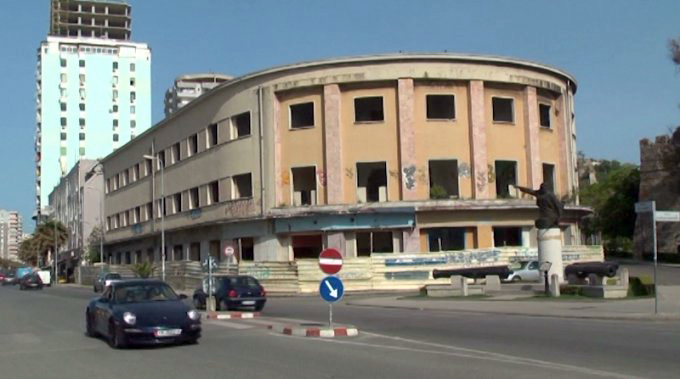 Emiljano Shullazi “dhuratë” hotel “Vollgan” nga i afërm i një ministri