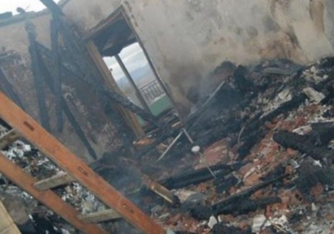 Durrës, zhduken minorenet me milionat, helmuan familjen dhe i vunë zjarrin shtëpisë