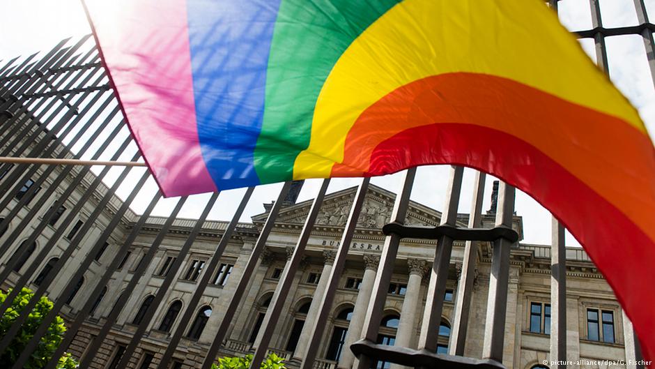 FOTO/ Në Gjermani jo të gjithë janë dakord për martesat mes çifteve homoseksualë e lezbike