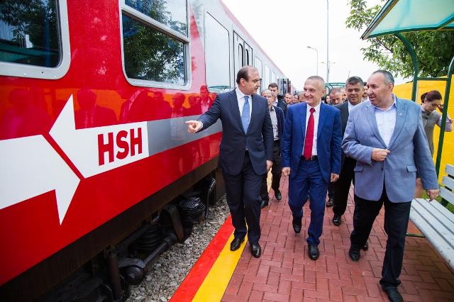 FOTO GALERI/ Edhe trenat ndryshojnë… , lyhen me ngjyrat e LSI-së