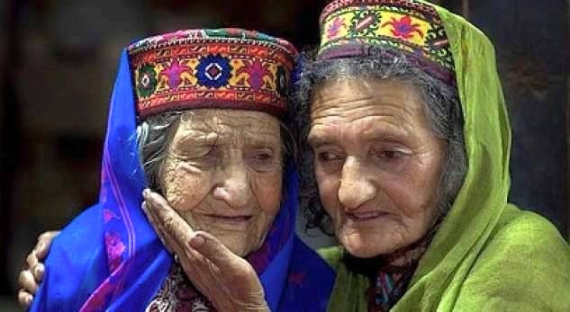 FOTO LAJM/ Hunët jetojnë 120 vjet, lindin fëmijë edhe pas moshës 65 vjeç