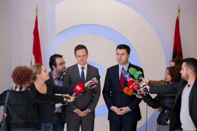 Basha me ministrin e Jashtëm hungarez: Po punojmë për integrimin e Shqipërisë në BE
