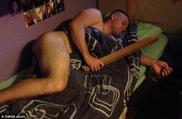 FOTO GALERI/ Të burgosurit, qejf, drogë, alkool dhe shfrenim në qeli