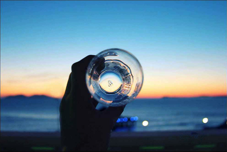 Tiranë, i dehuri hedh nga ballkoni orenditë i thyen xhamin e makinës