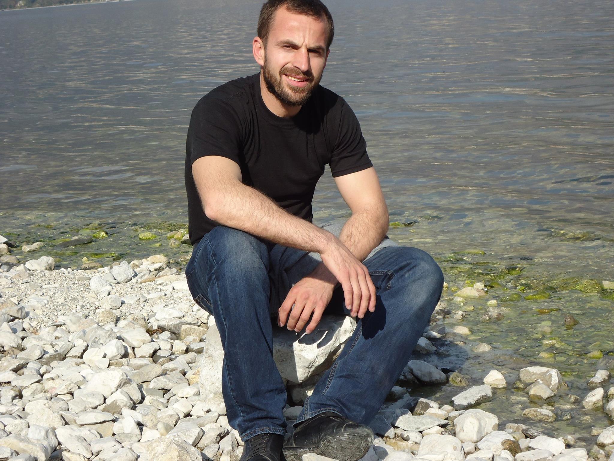 Sot varroset oficeri i policisë së RENEA-s, i vrarë një ditë më parë në Lazart