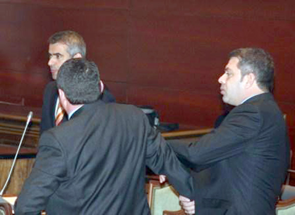 Vangjel Dule dorëhiqet si n/kryetar Parlamenti: U be placke kembimi. Idrizi votohet nënkryetar