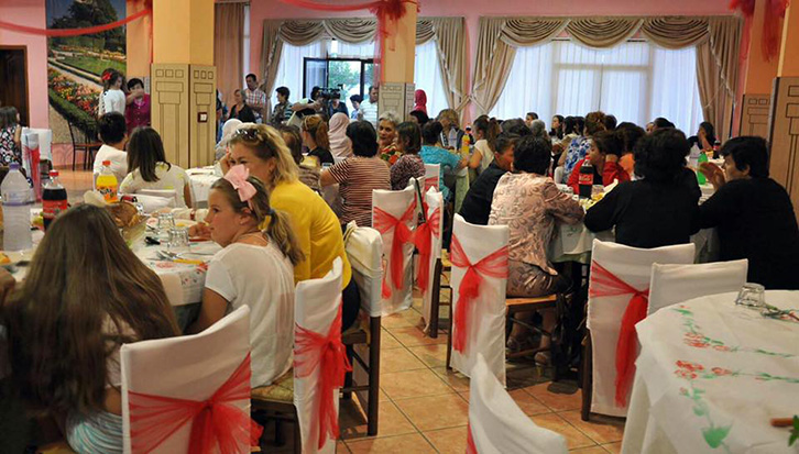 FOTO/ Elvis Rroshi arratiset nga arresti shtëpiak, shtron iftar për gratë