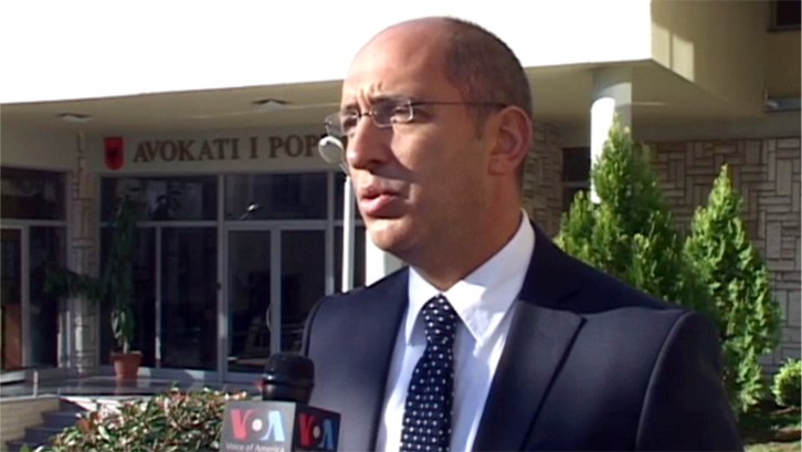 LETRA/ Edhe Igli Totozani i gatshëm të ulet në gjunjë para Romana Vlahutin