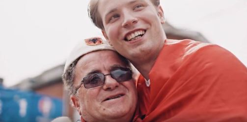 VIDEO REPORTAZH I UEFA/ Emocionuese, babë e bir udhëtojnë drejt Francës për të parë kombëtaren kuq e zi