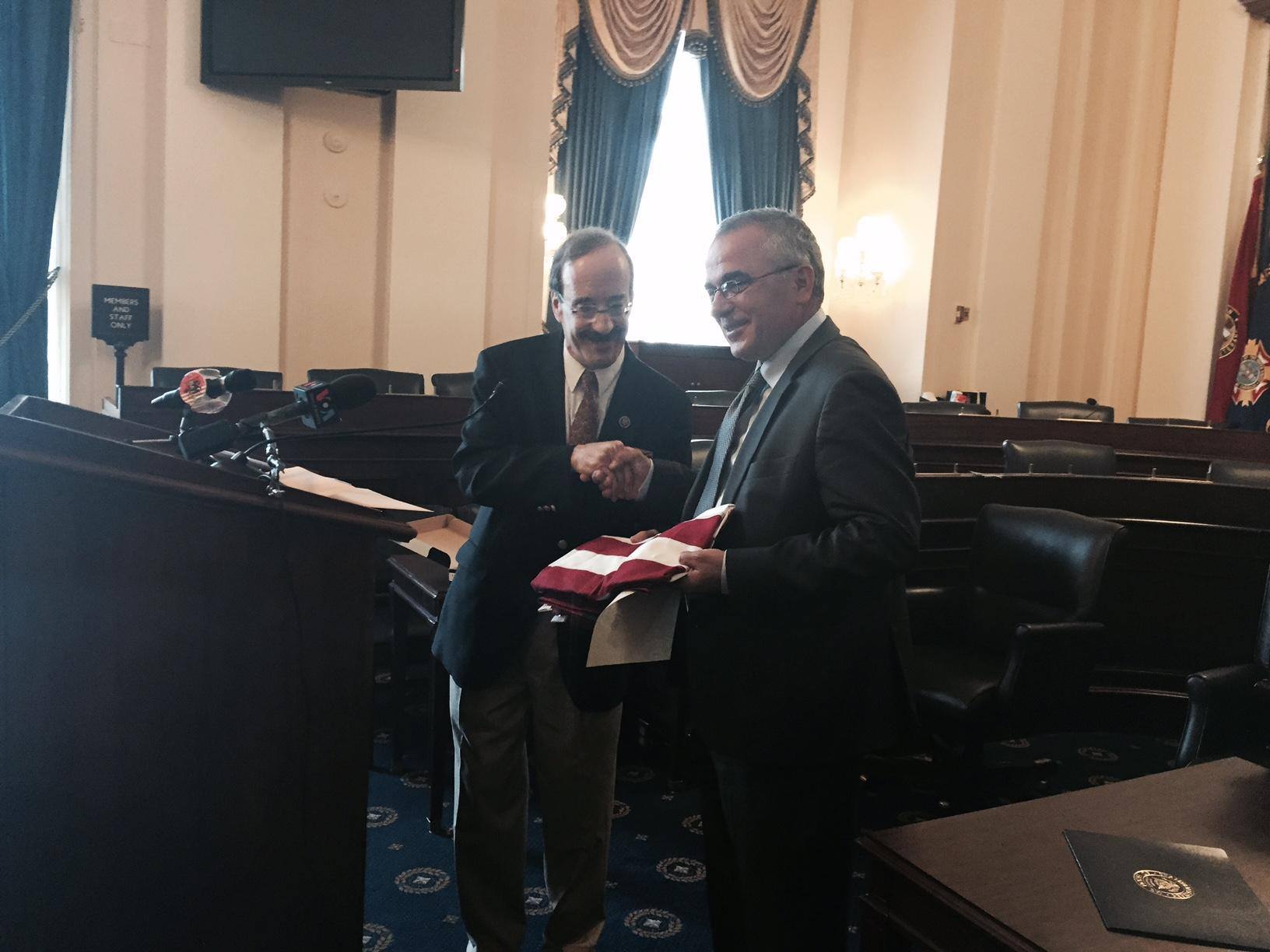 FOTO/ Ceremoni në Kongresin e amerikan, dorëzohet flamuri  që u valëvit mbi Capitol Hill për nder të Kadaresë