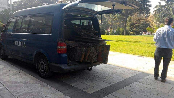 FOTO/ Edi Rama me “çunat e krimit” rrëmbejnë 1200 ikona nga Galeria e Arteve