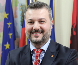 Publikohet një version për çimkën në zyrën e Tahirit: Në lojë zëvëndësministri Marko me sekretaren e tij!