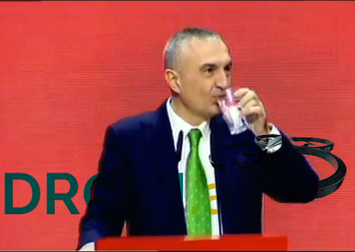 FOTO LAJM/ Ilir Meta nga Skrapari, ngre dolli për mbylljen e Konventës së LSI, me një gotë uji